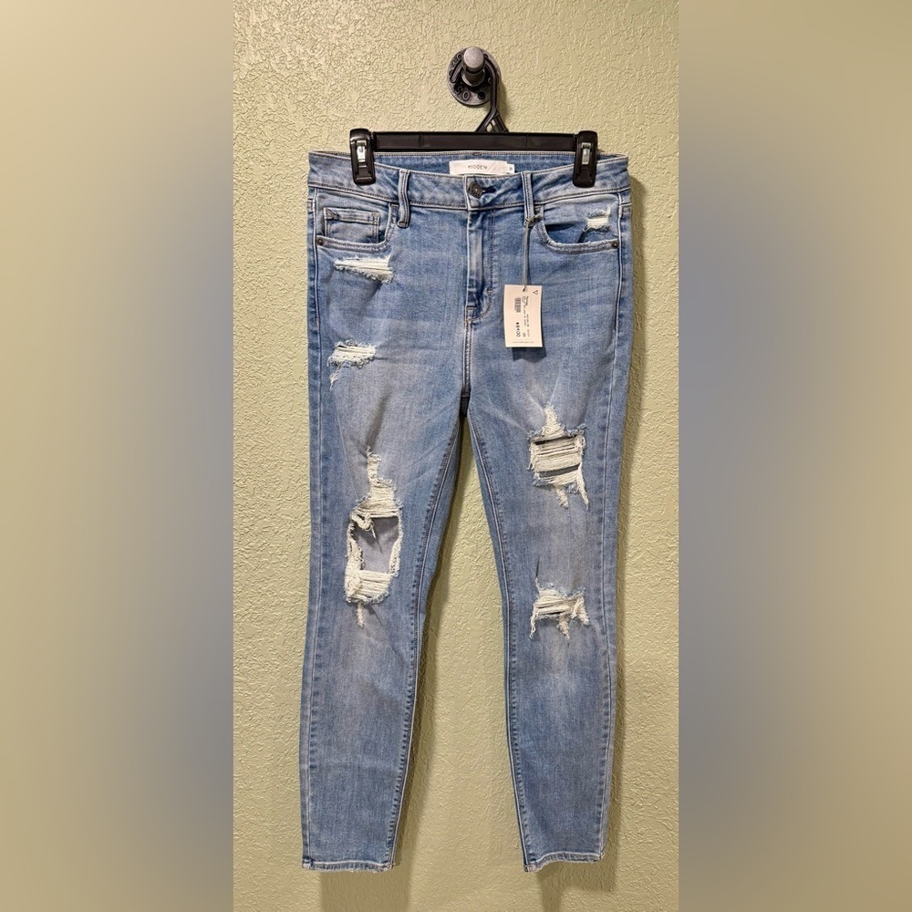 Womens Hidden Jeans with Distress. NWT Size 29